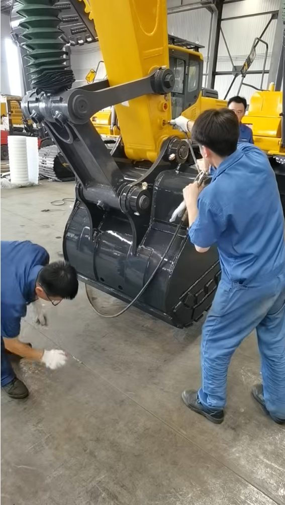 Assembly of the bucket of the excavator